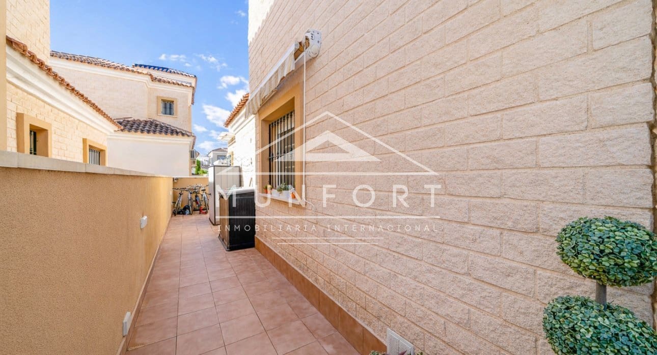 2 bedroom Villa for sale in Guardamar del Segura with pool - € 247,000 (Ref: 9592089)