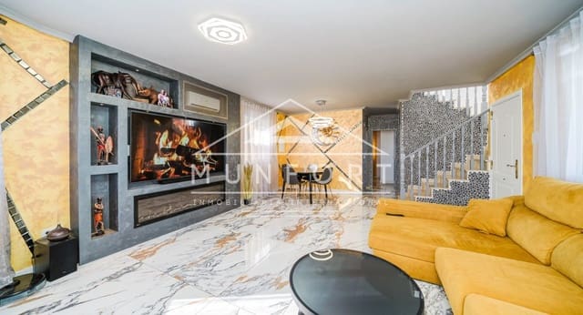 4 soveværelse Villa til salg i San Miguel de Salinas med swimmingpool - € 299.900 (Ref: 9605452)