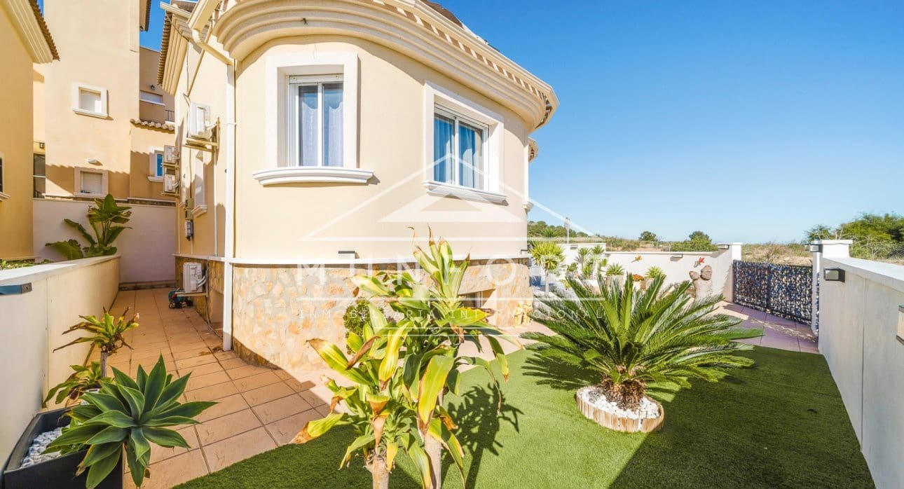 4 soveværelse Villa til salg i San Miguel de Salinas med swimmingpool - € 299.900 (Ref: 9605452)