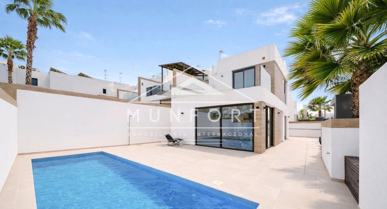 4 bedroom Villa for sale in Benijofar with pool - € 438,900 (Ref: 9612042)