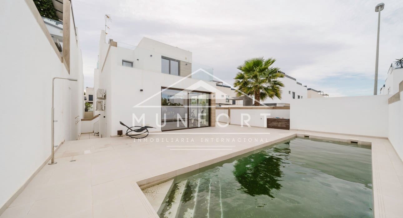 4 bedroom Villa for sale in Benijofar with pool - € 438,900 (Ref: 9612042)