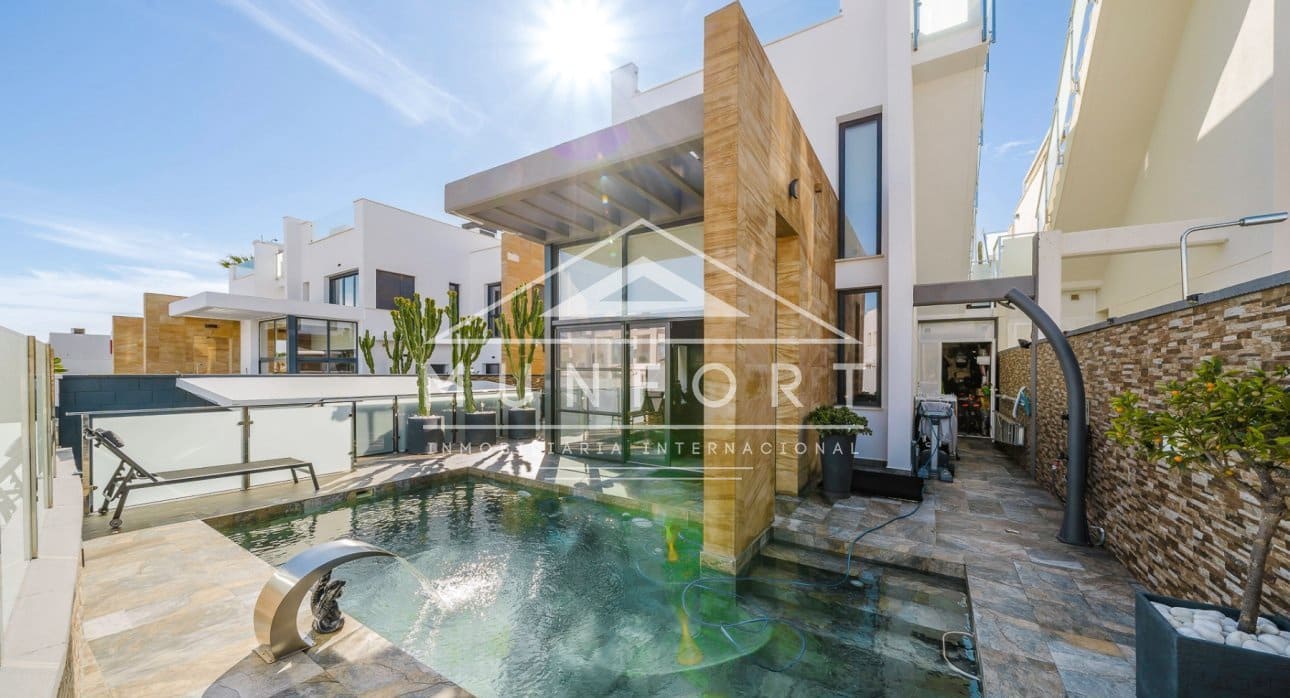 3 makuuhuone Huvila myytävänä paikassa Orihuela Costa mukana uima-altaan - 574 500 € (Ref: 9612043)