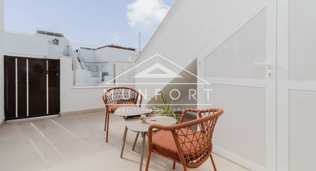 3 makuuhuone Bungalow myytävänä paikassa Pilar de la Horadada mukana uima-altaan - 334 900 € (Ref: 9617108)