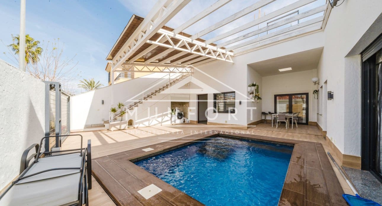 4 bedroom Villa for sale in Torre de la Horadada with pool - € 595,000 (Ref: 9618478)