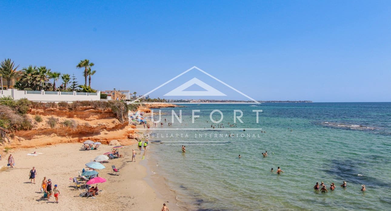 4 bedroom Villa for sale in Torre de la Horadada with pool - € 595,000 (Ref: 9618478)