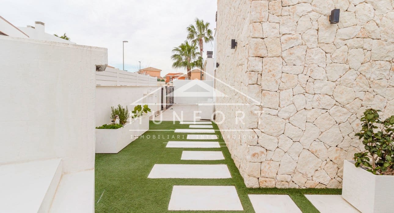 Chalet de 3 habitaciones en Sucina en venta con piscina - 449.900 € (Ref: 9618689)