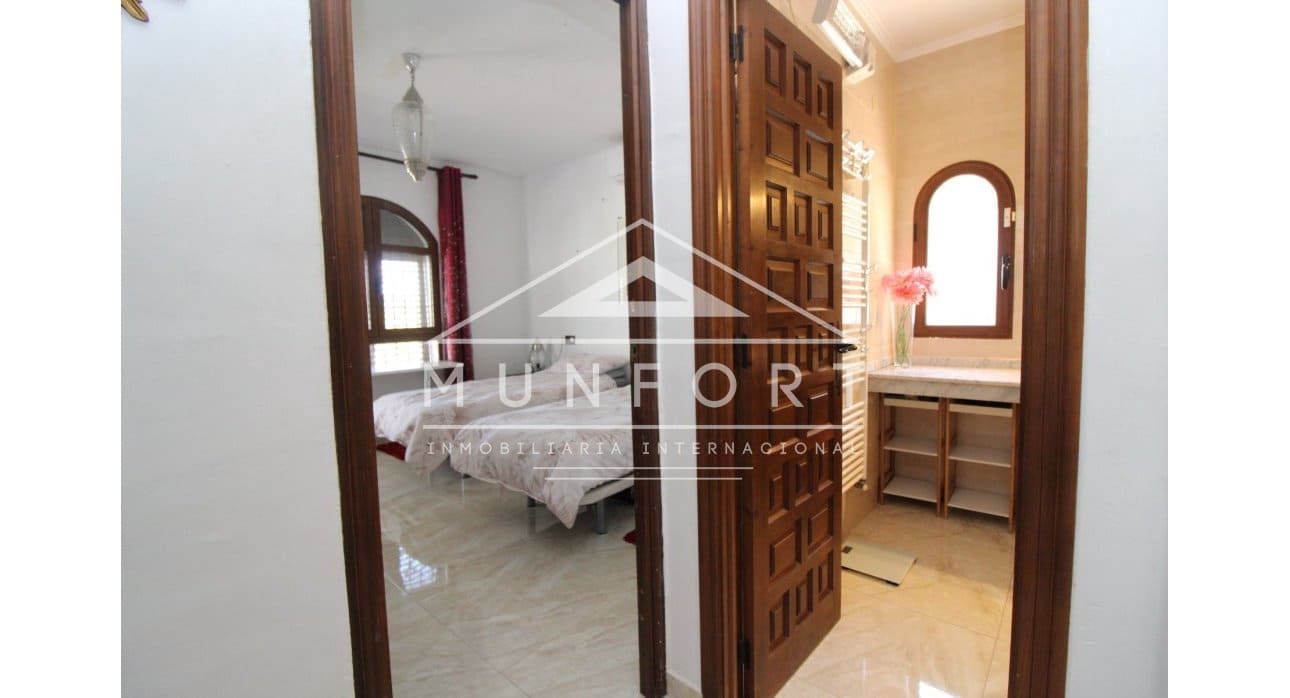 Chalet de 4 habitaciones en Villamartin en venta con piscina - 790.000 € (Ref: 9626357)