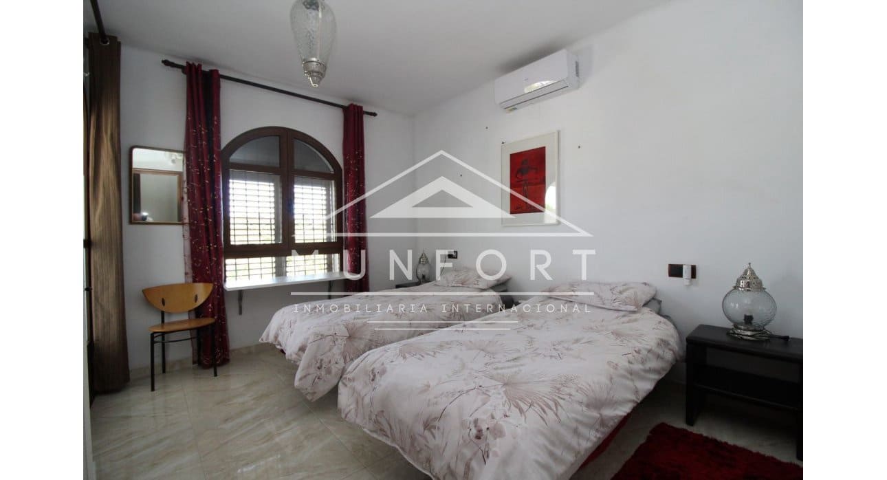 Chalet de 4 habitaciones en Villamartin en venta con piscina - 790.000 € (Ref: 9626357)