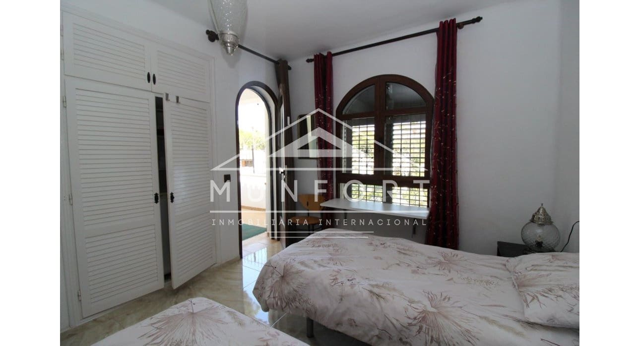 Chalet de 4 habitaciones en Villamartin en venta con piscina - 790.000 € (Ref: 9626357)