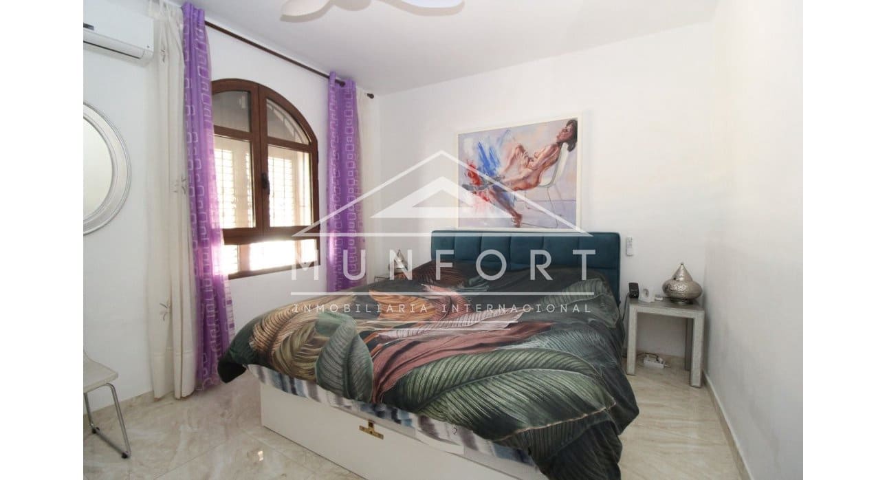 Chalet de 4 habitaciones en Villamartin en venta con piscina - 790.000 € (Ref: 9626357)