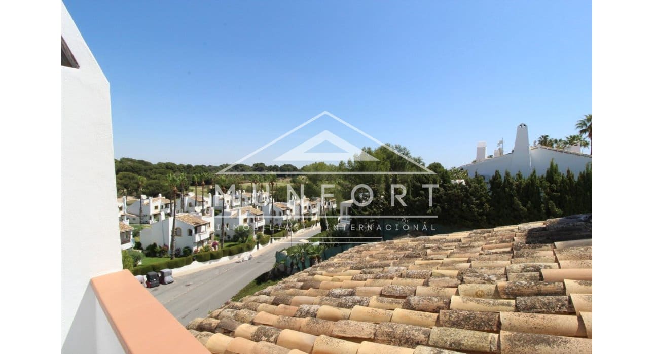 Chalet de 4 habitaciones en Villamartin en venta con piscina - 790.000 € (Ref: 9626357)