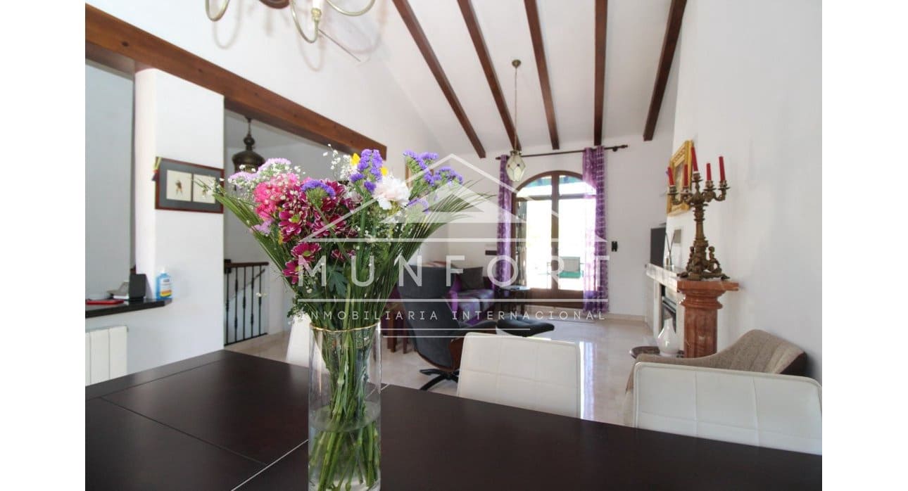 Chalet de 4 habitaciones en Villamartin en venta con piscina - 790.000 € (Ref: 9626357)