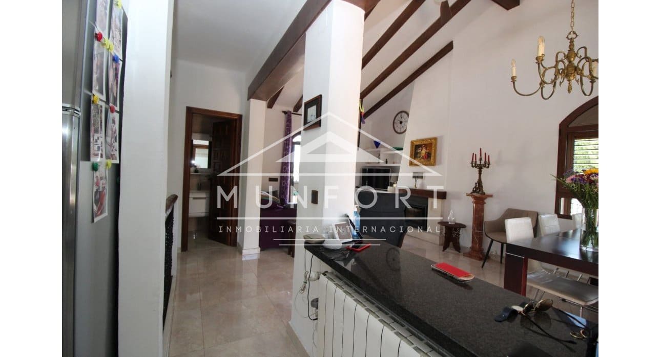 Chalet de 4 habitaciones en Villamartin en venta con piscina - 790.000 € (Ref: 9626357)