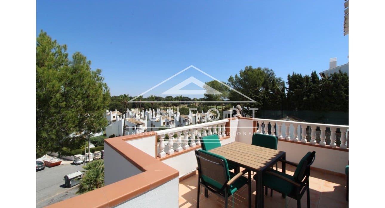Chalet de 4 habitaciones en Villamartin en venta con piscina - 790.000 € (Ref: 9626357)