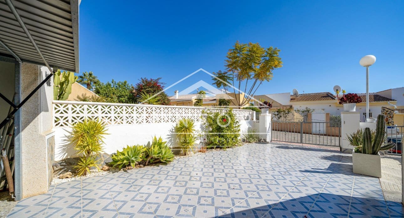 2 soveværelse Villa til salg i Rojales med swimmingpool - € 259.000 (Ref: 9642458)