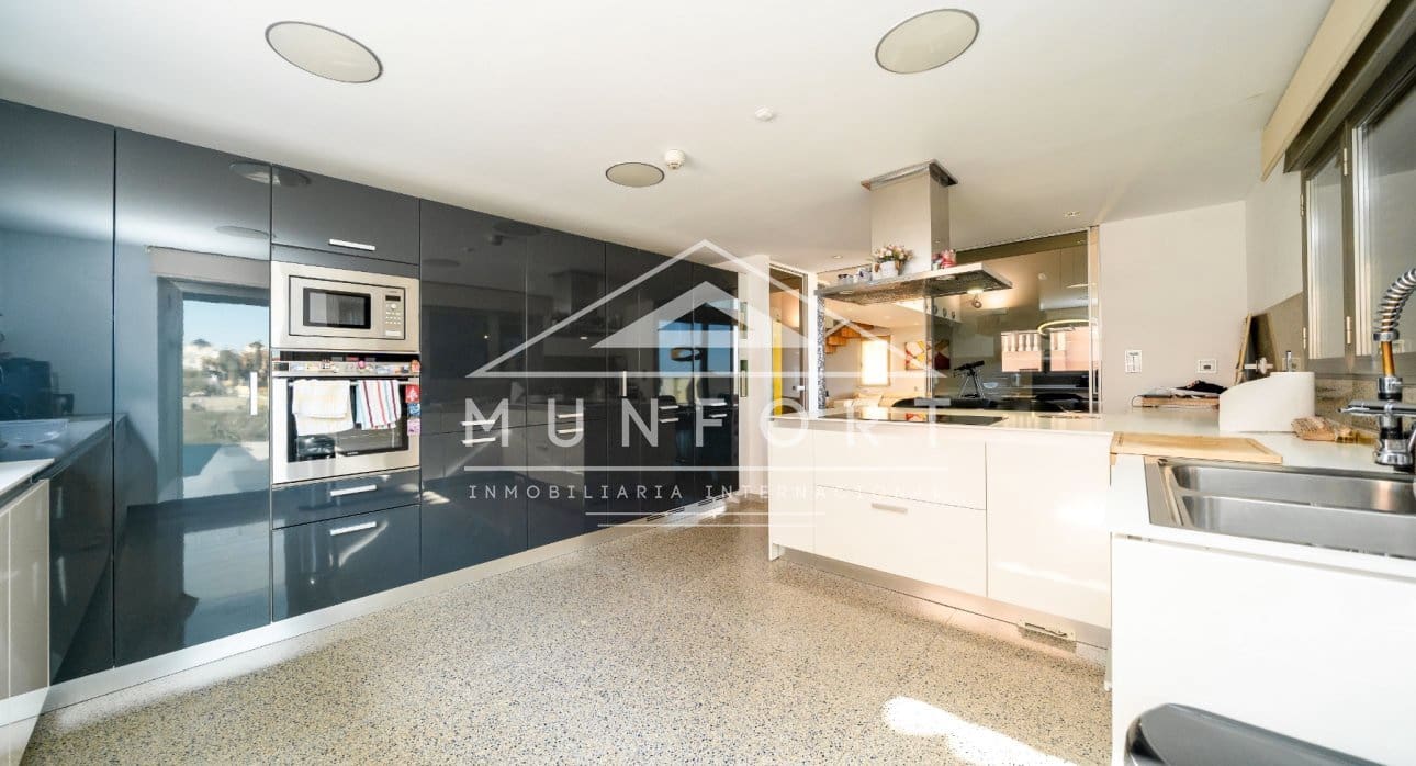 Chalet de 7 habitaciones en Torrevieja en venta con piscina - 1.800.000 € (Ref: 9645603)