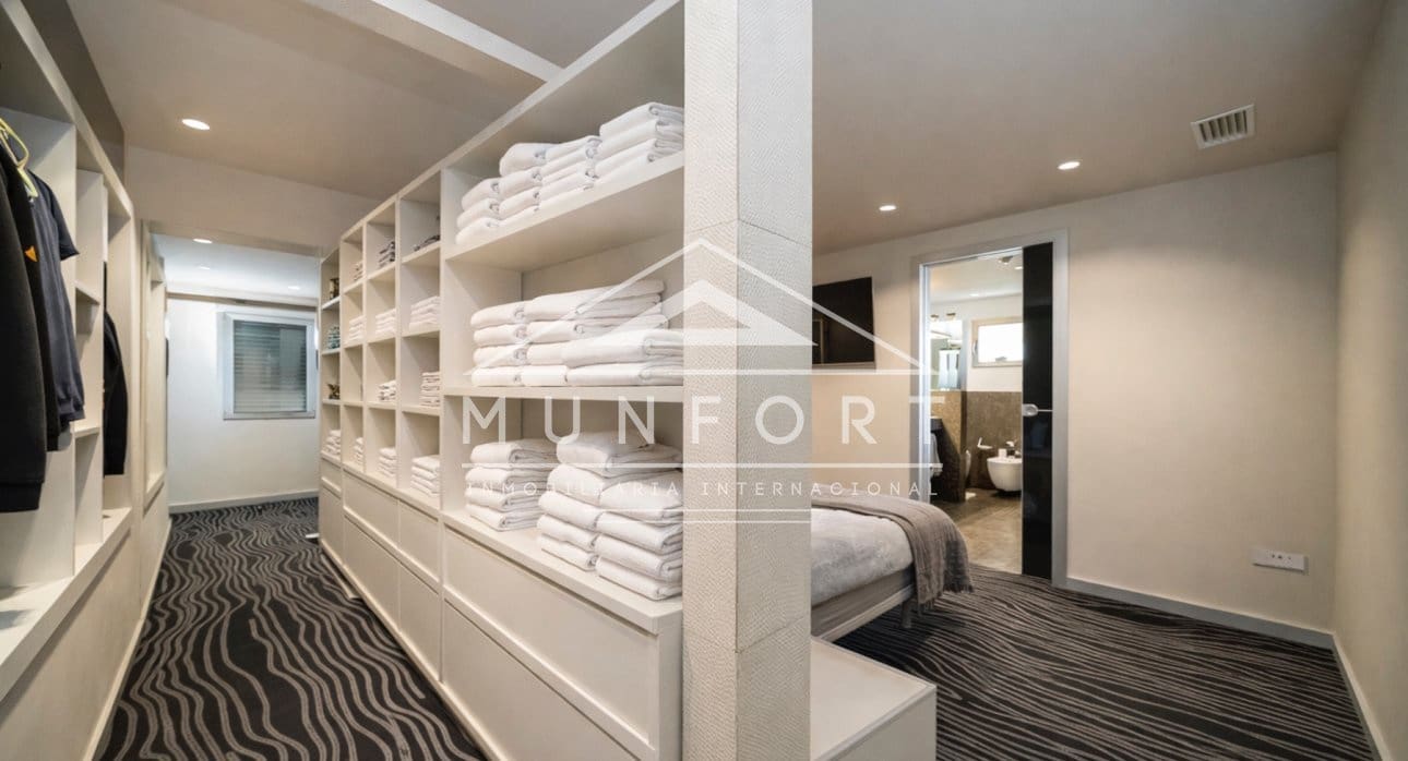 Chalet de 7 habitaciones en Torrevieja en venta con piscina - 1.800.000 € (Ref: 9645603)