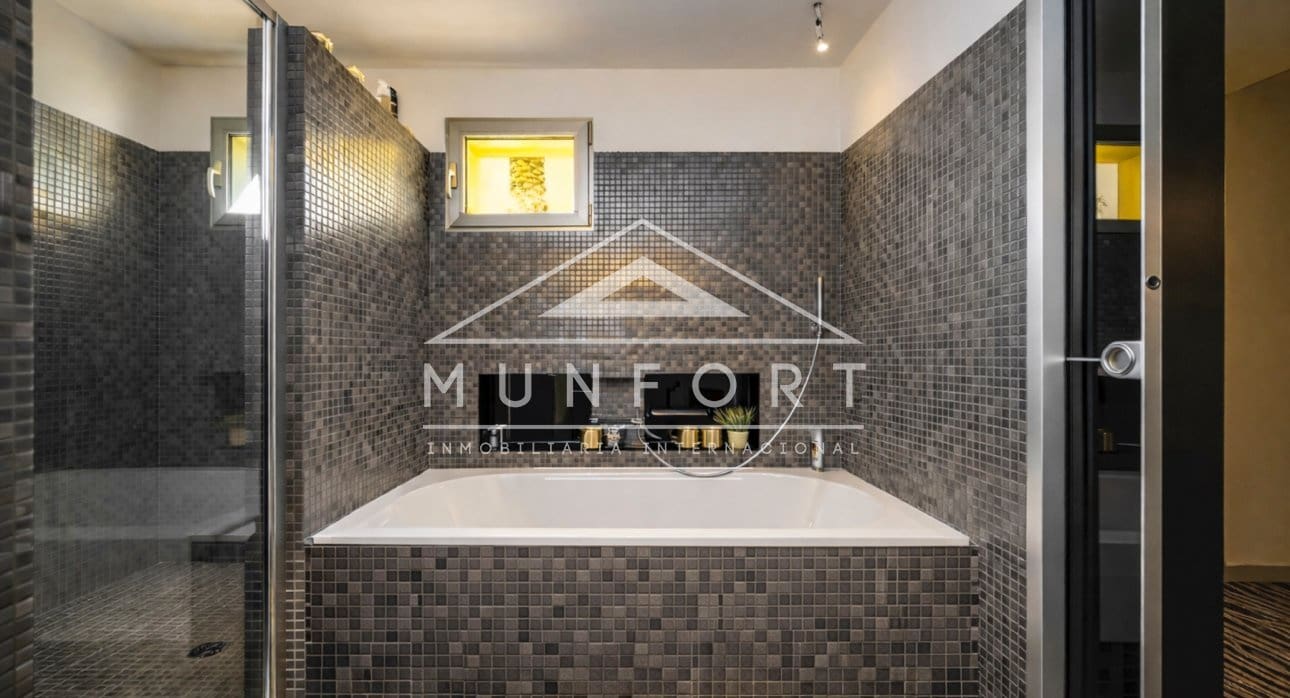 Chalet de 7 habitaciones en Torrevieja en venta con piscina - 1.800.000 € (Ref: 9645603)