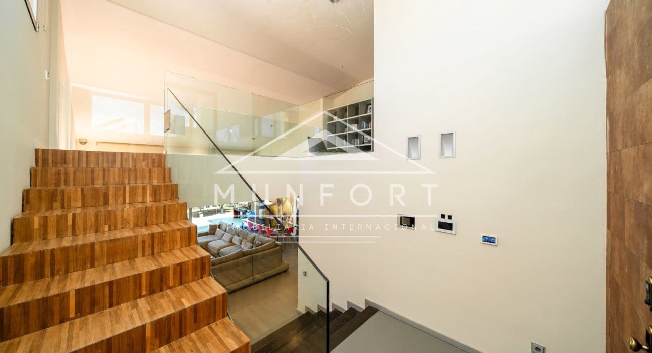 Chalet de 7 habitaciones en Torrevieja en venta con piscina - 1.800.000 € (Ref: 9645603)