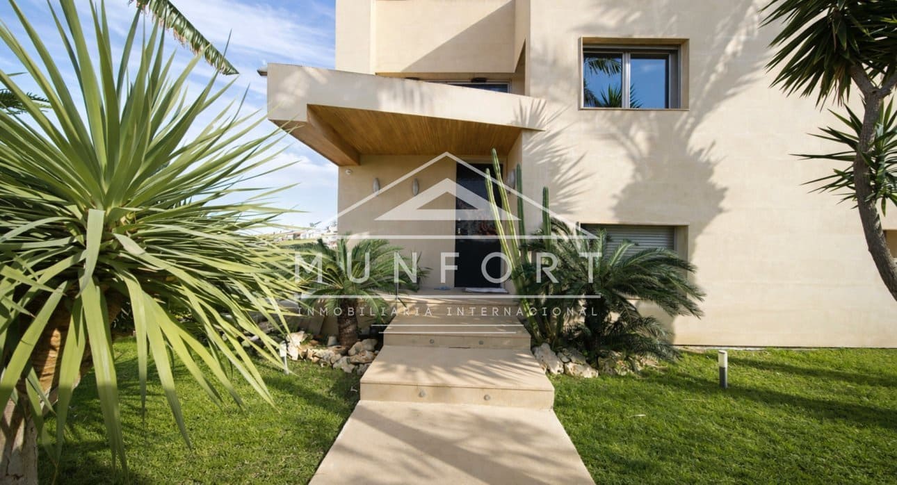 Chalet de 7 habitaciones en Torrevieja en venta con piscina - 1.800.000 € (Ref: 9645603)