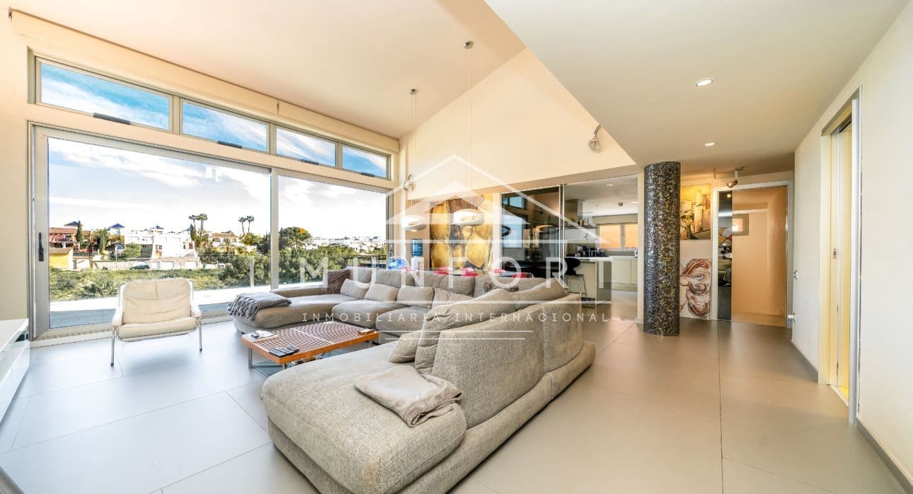 Chalet de 7 habitaciones en Torrevieja en venta con piscina - 1.800.000 € (Ref: 9645603)