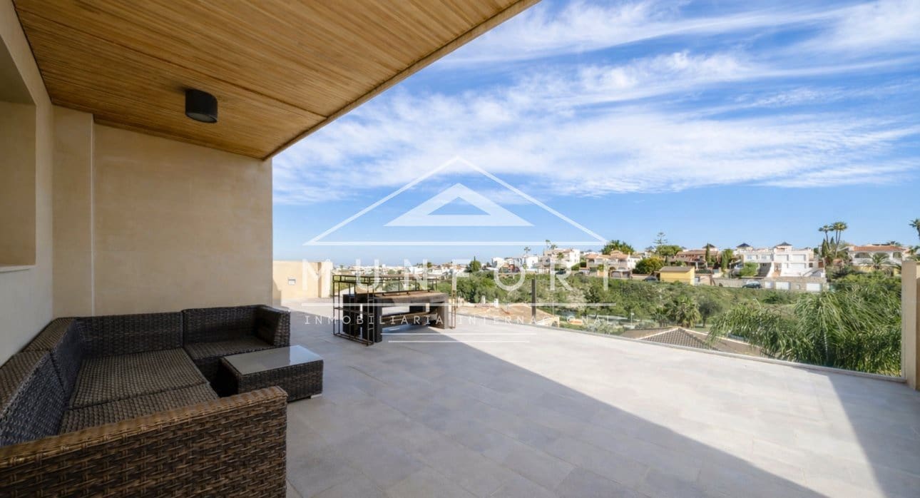 Chalet de 7 habitaciones en Torrevieja en venta con piscina - 1.800.000 € (Ref: 9645603)