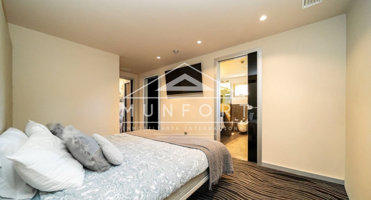 Chalet de 7 habitaciones en Torrevieja en venta con piscina - 1.800.000 € (Ref: 9645603)