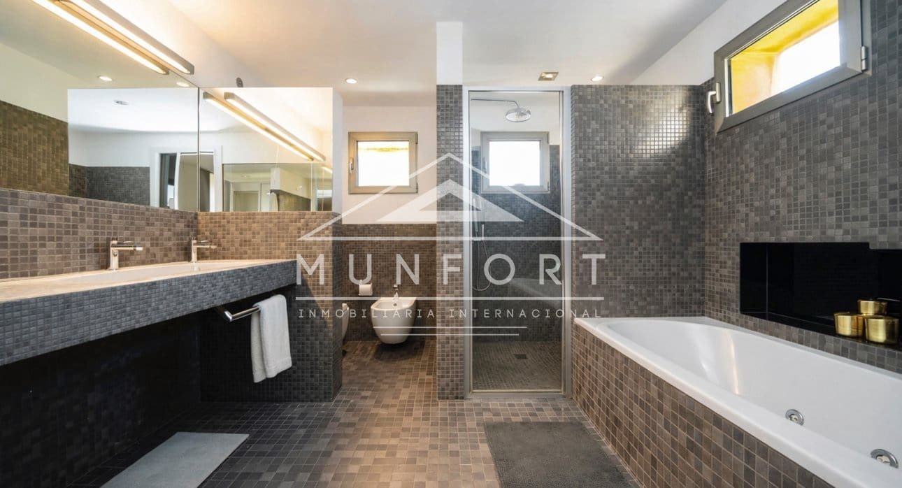 Chalet de 7 habitaciones en Torrevieja en venta con piscina - 1.800.000 € (Ref: 9645603)