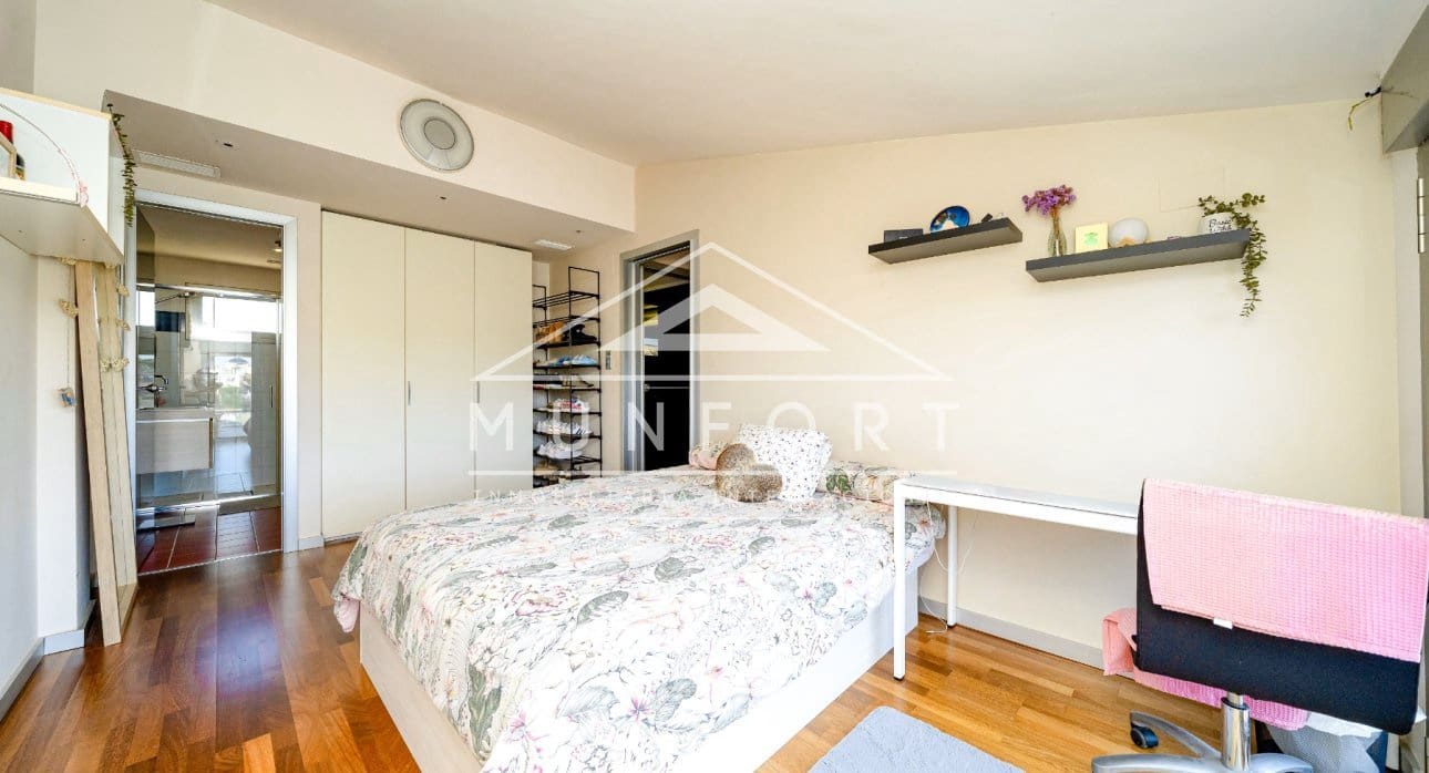 Chalet de 7 habitaciones en Torrevieja en venta con piscina - 1.800.000 € (Ref: 9645603)