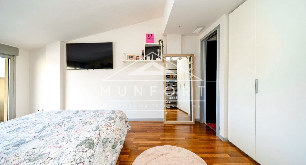 Chalet de 7 habitaciones en Torrevieja en venta con piscina - 1.800.000 € (Ref: 9645603)