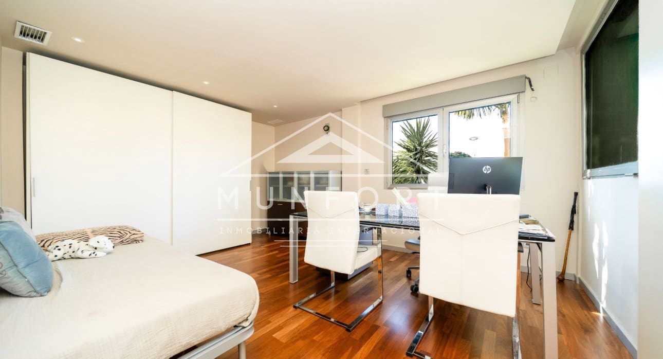 Chalet de 7 habitaciones en Torrevieja en venta con piscina - 1.800.000 € (Ref: 9645603)