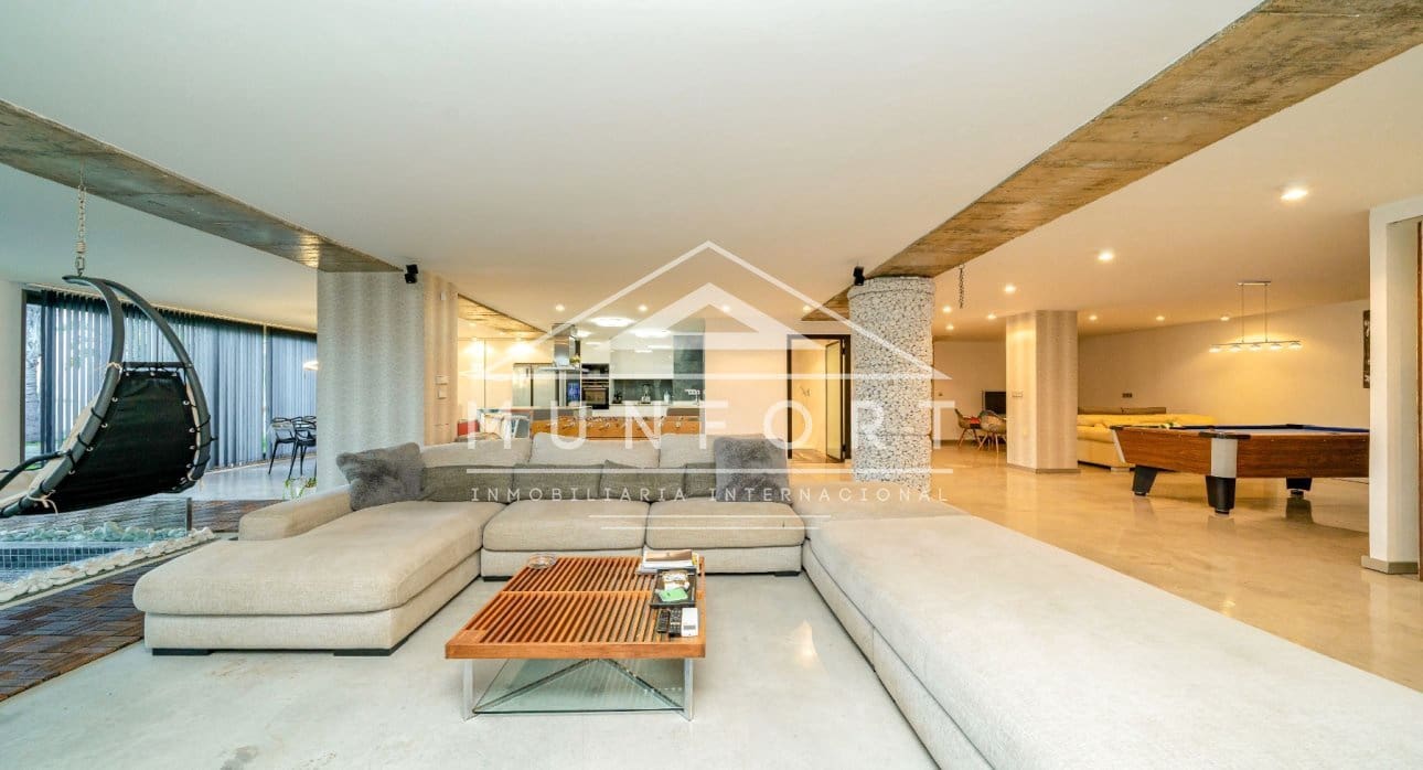 Chalet de 7 habitaciones en Torrevieja en venta con piscina - 1.800.000 € (Ref: 9645603)