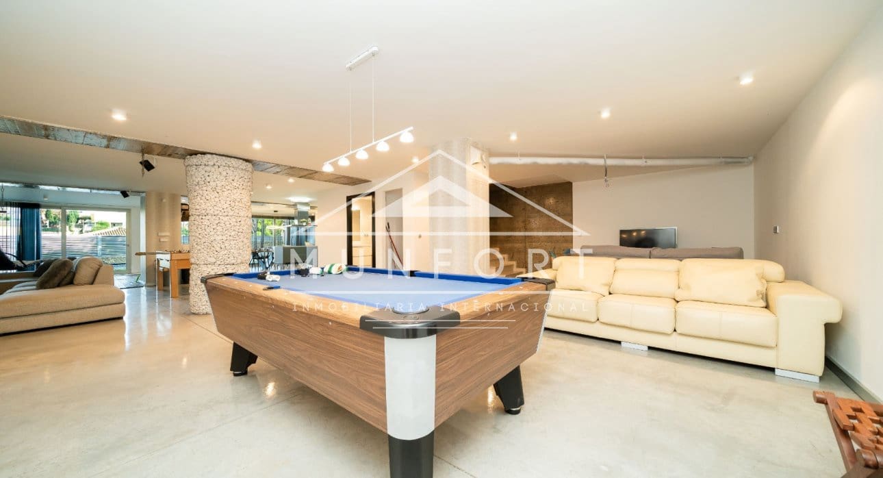 Chalet de 7 habitaciones en Torrevieja en venta con piscina - 1.800.000 € (Ref: 9645603)