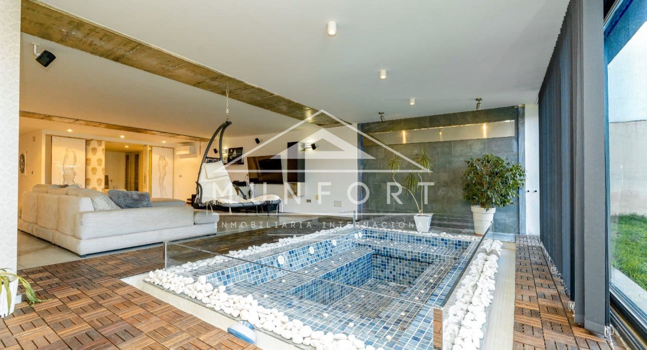 Chalet de 7 habitaciones en Torrevieja en venta con piscina - 1.800.000 € (Ref: 9645603)