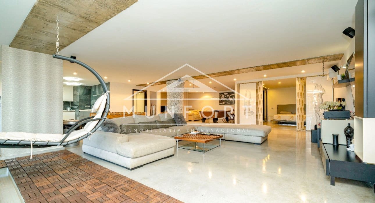 Chalet de 7 habitaciones en Torrevieja en venta con piscina - 1.800.000 € (Ref: 9645603)