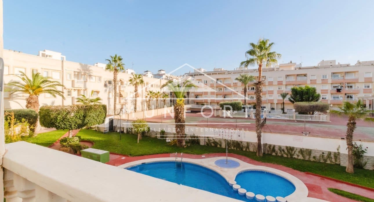 Apartamento de 2 habitaciones en Torrevieja en venta con piscina - 145.000 € (Ref: 9646025)