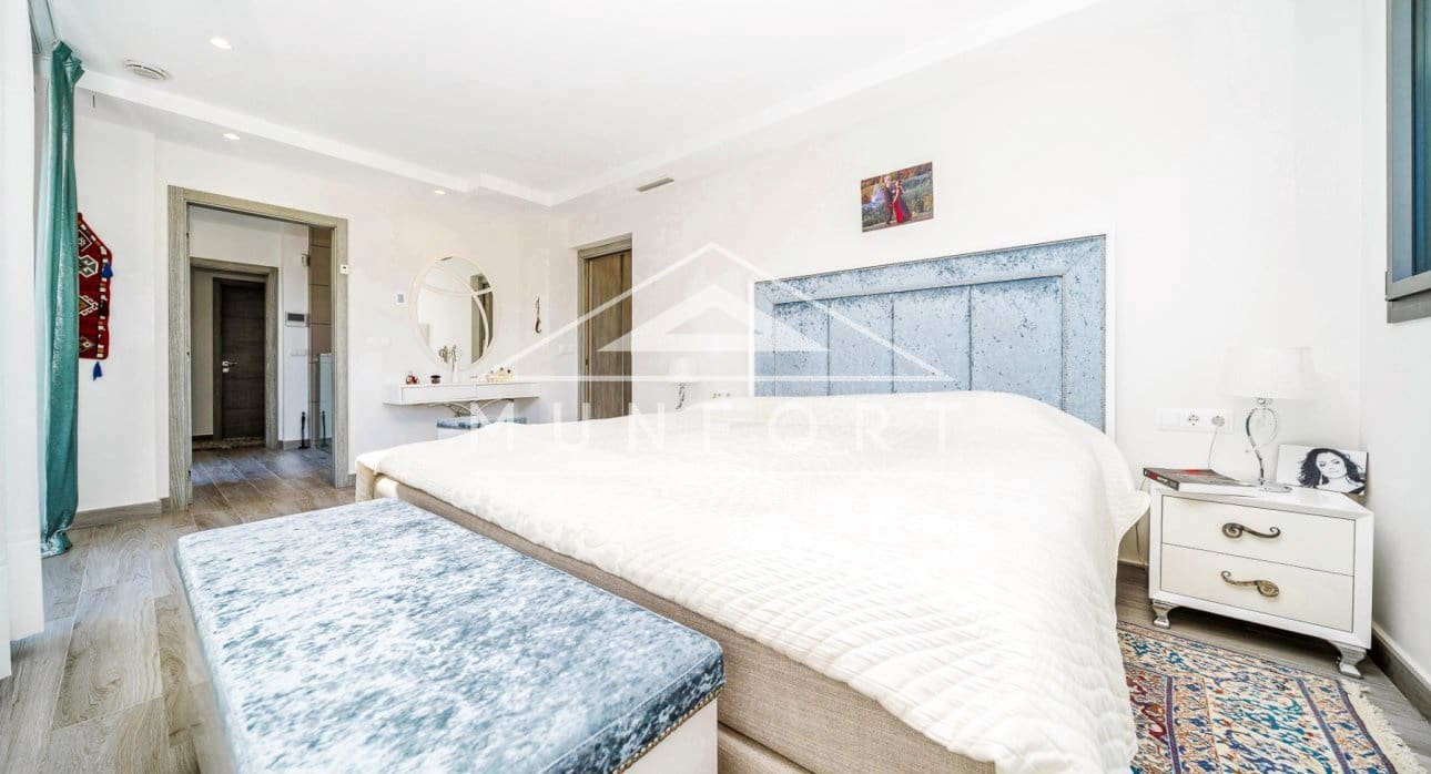 3 bedroom Villa for sale in Torrevieja with pool - € 1,280,000 (Ref: 9646028)