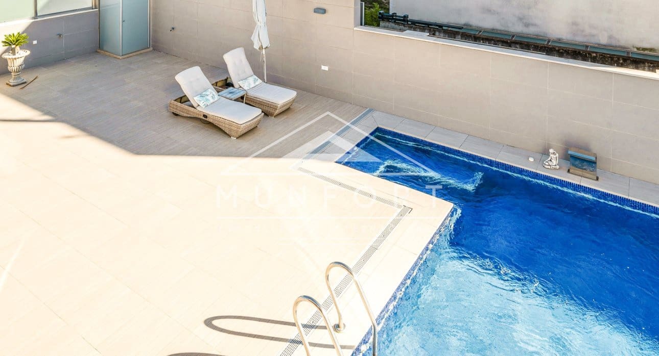 3 bedroom Villa for sale in Torrevieja with pool - € 1,280,000 (Ref: 9646028)