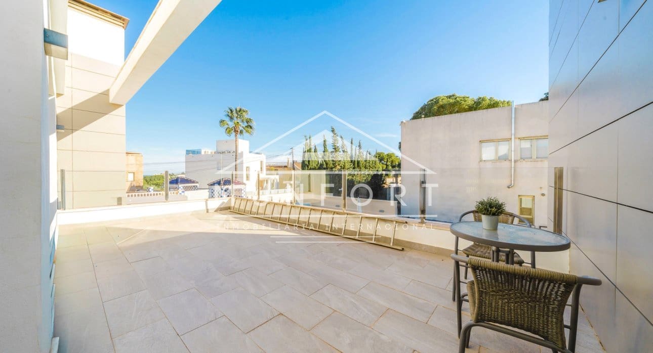 3 bedroom Villa for sale in Torrevieja with pool - € 1,280,000 (Ref: 9646028)