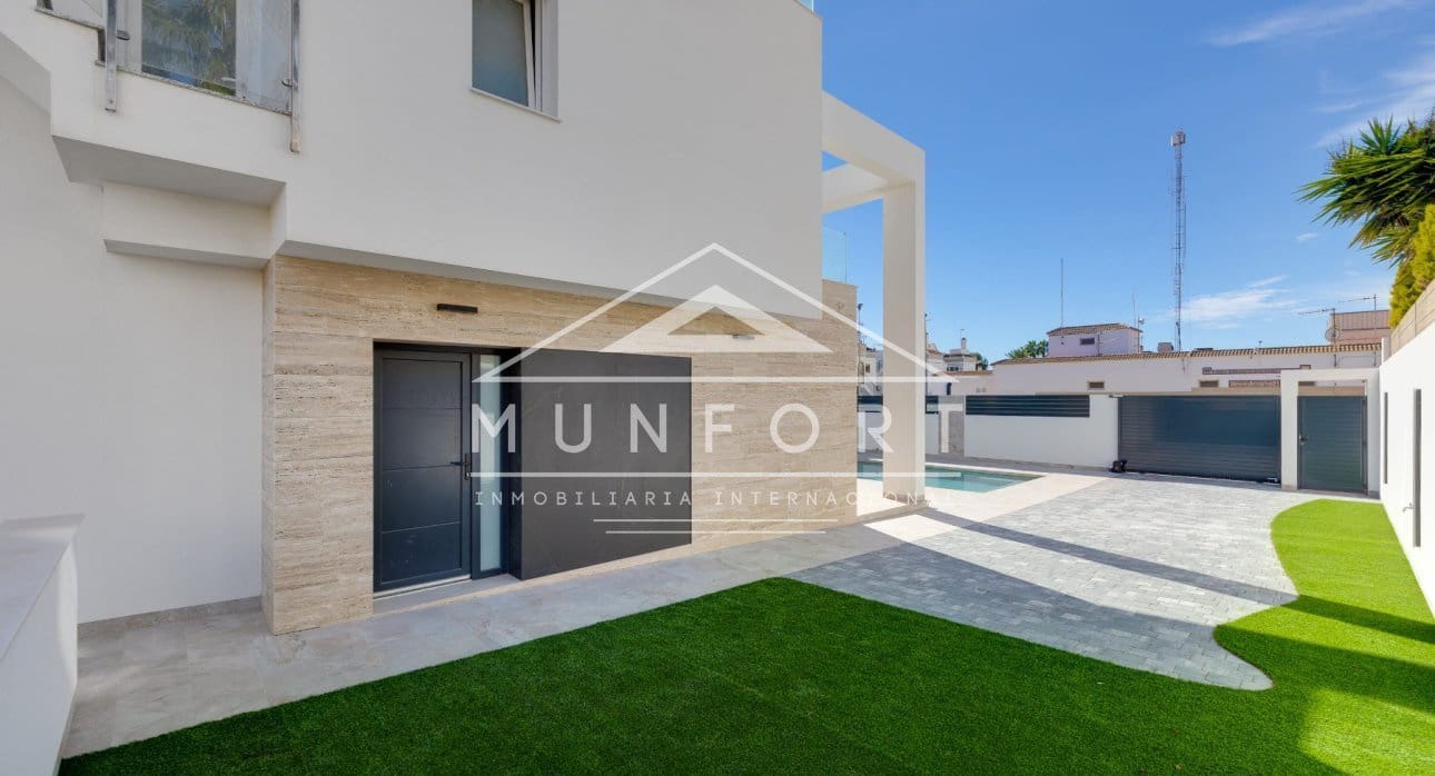 4 bedroom Villa for sale in Torrevieja with pool - € 750,000 (Ref: 9679139)