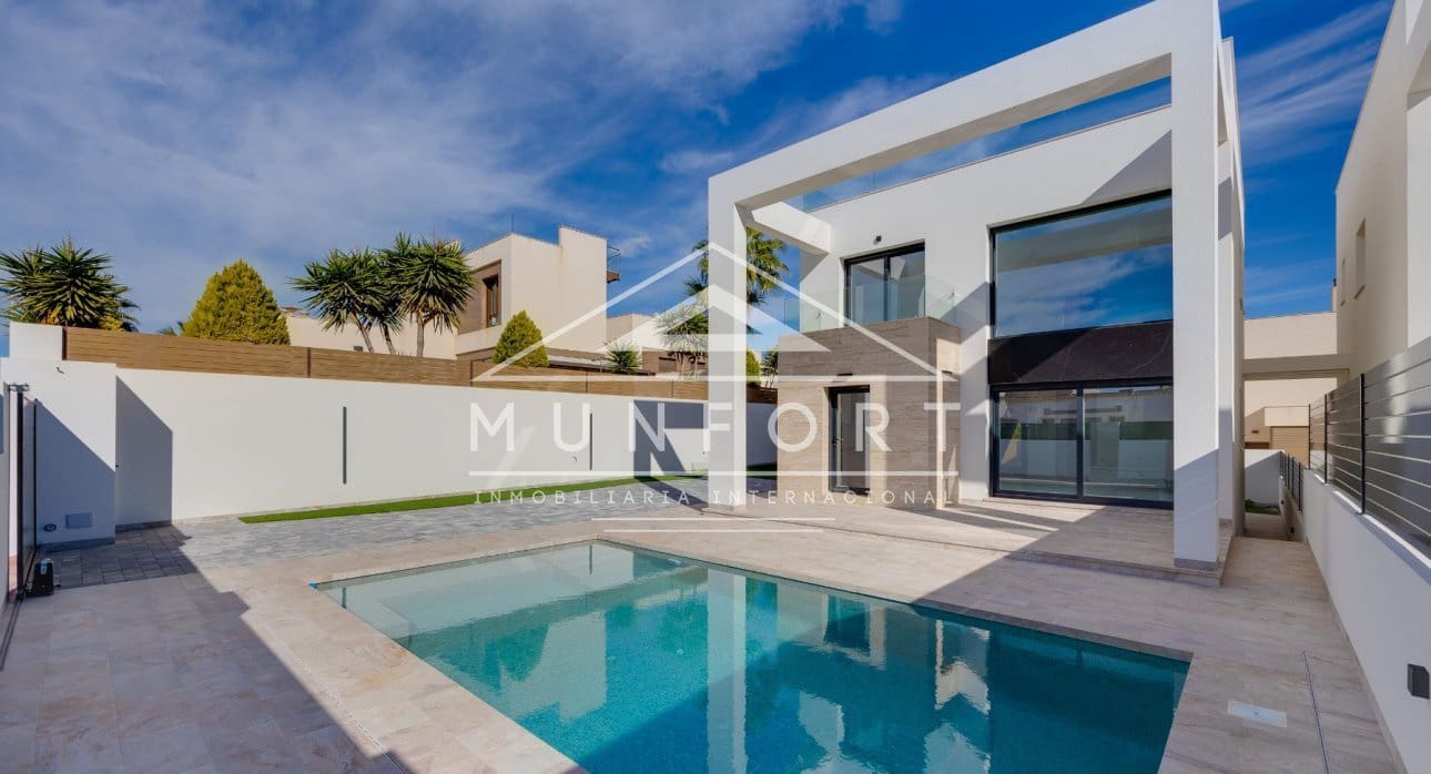 4 bedroom Villa for sale in Torrevieja with pool - € 750,000 (Ref: 9679139)