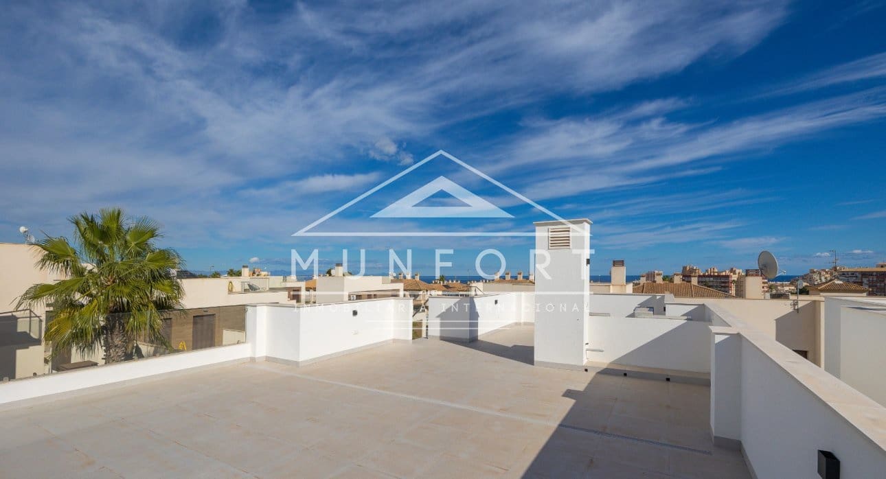 4 bedroom Villa for sale in Torrevieja with pool - € 750,000 (Ref: 9679139)