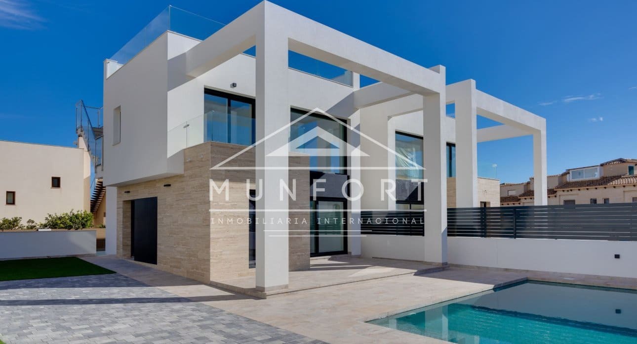 4 bedroom Villa for sale in Torrevieja with pool - € 750,000 (Ref: 9679139)