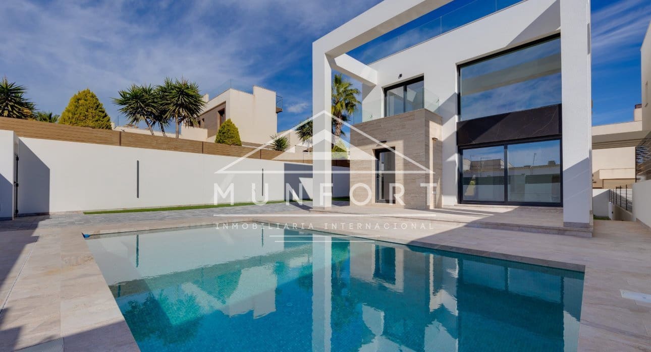 4 bedroom Villa for sale in Torrevieja with pool - € 750,000 (Ref: 9679139)