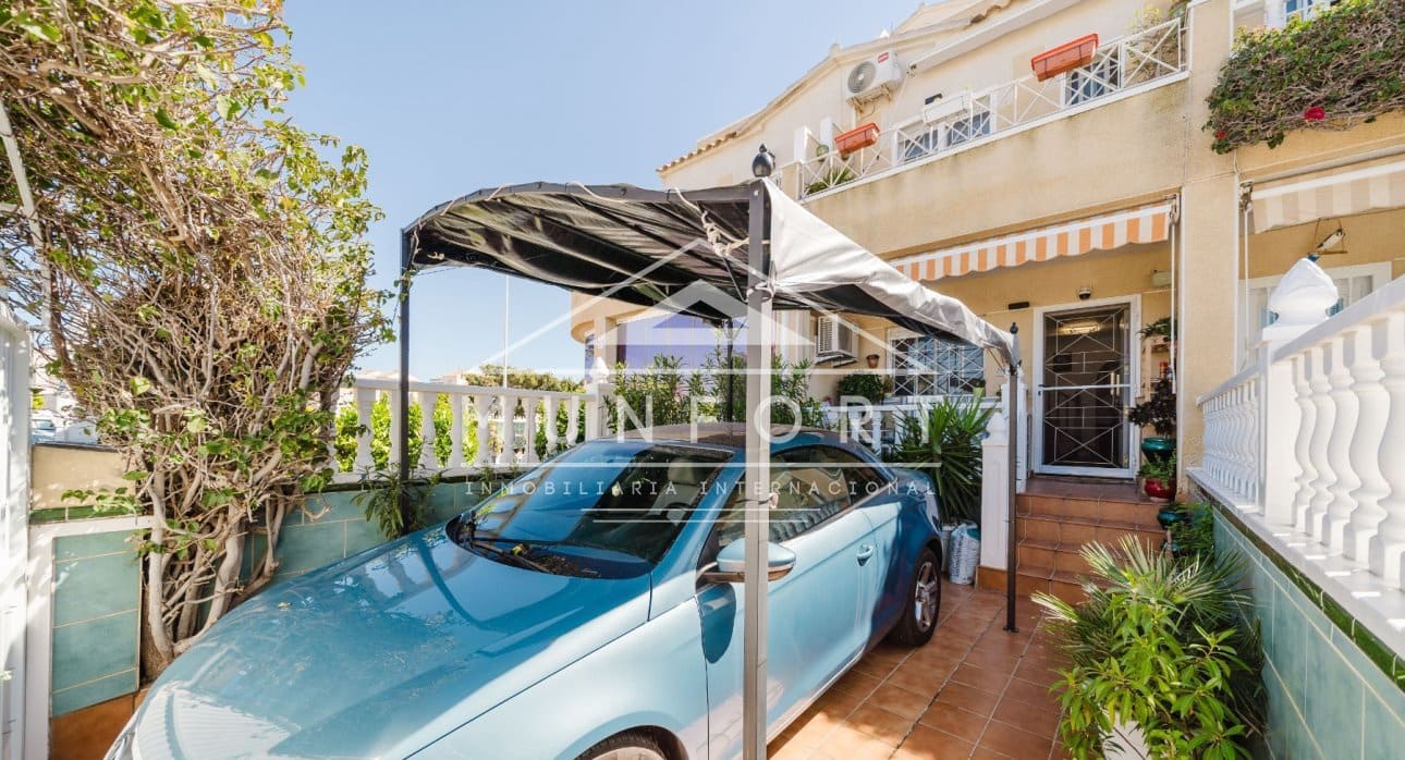 2 soveværelse Lejlighed til salg i Torrevieja med swimmingpool - € 195.000 (Ref: 9694252)