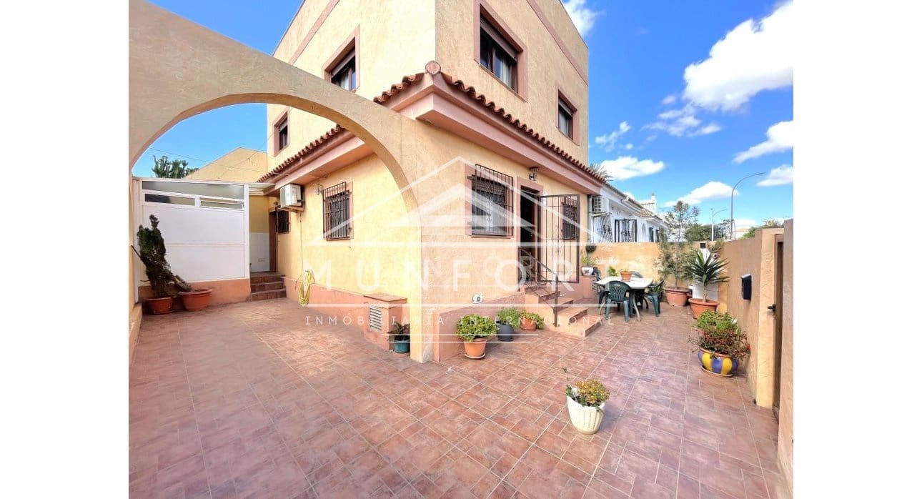 5 bedroom Villa for sale in Los Narejos with pool - € 279,900 (Ref: 9777115)