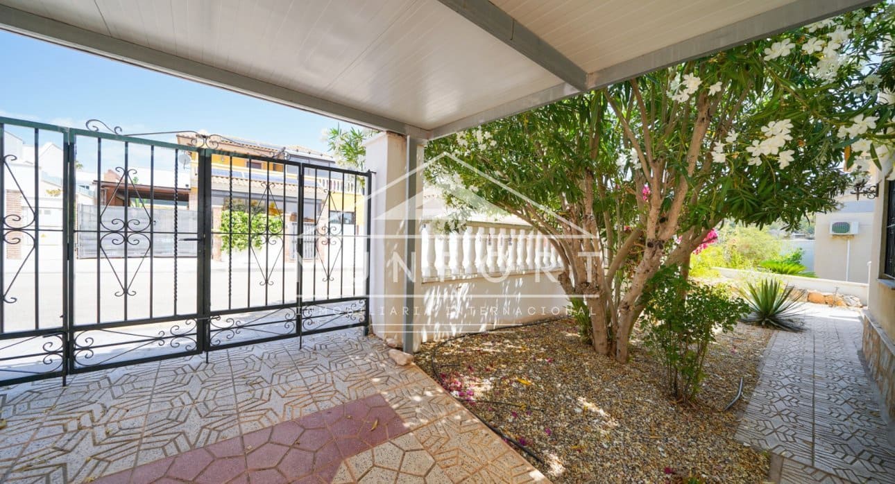 3 bedroom Villa for sale in Pinar de Campoverde with pool - € 255,000 (Ref: 9781155)