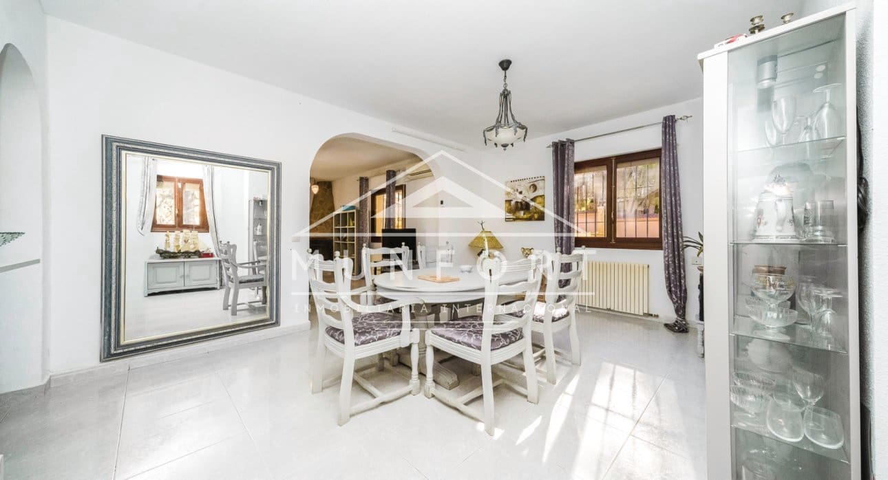 6 Zimmer Villa zu verkaufen in Villamartin mit Pool - 449.900 € (Ref: 9793171)