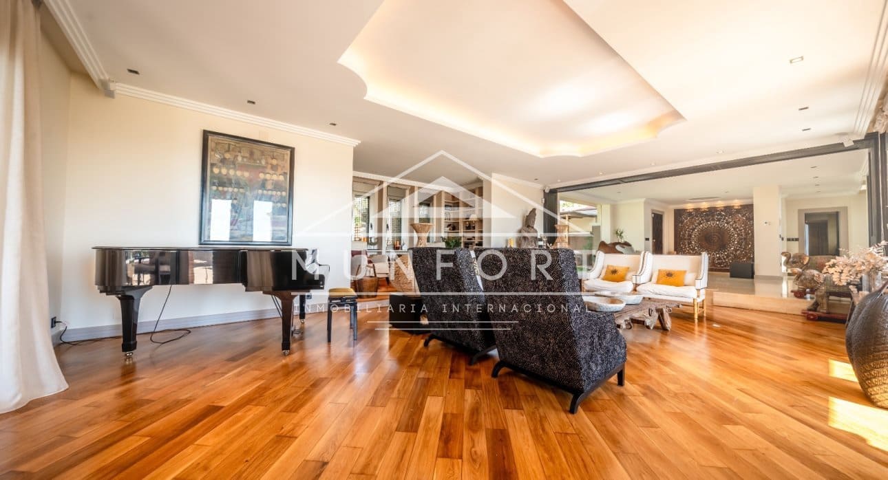 6 makuuhuone Huvila lomavuokrausta paikassa Torrevieja mukana uima-altaan - 1 300 € (Ref: 9807167)