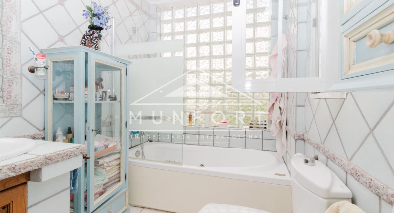 Chalet de 5 habitaciones en Torrevieja en venta con piscina - 950.000 € (Ref: 9810838)